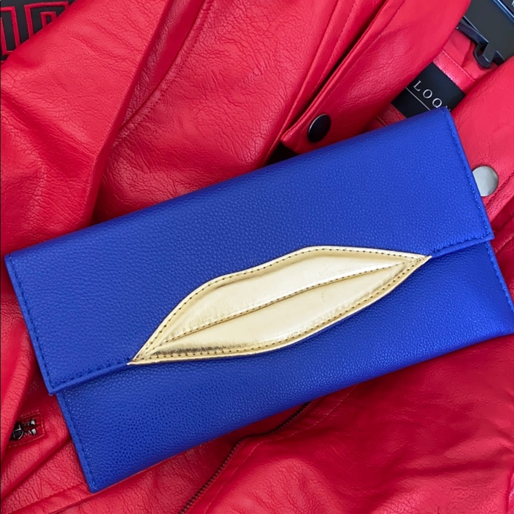 The ultimate beautiful gold lips blue bag 💋